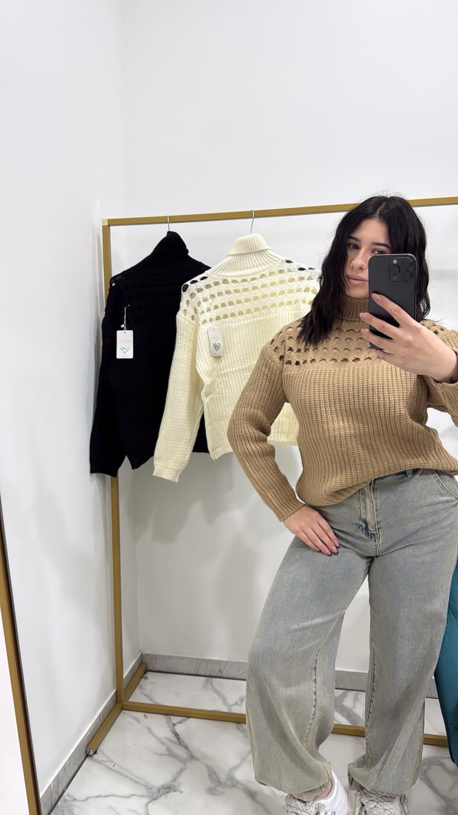 Maglione collo alto buchi